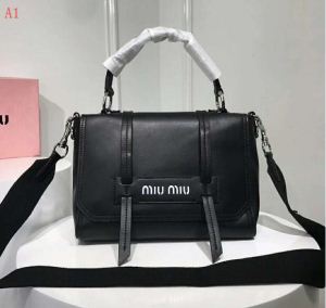 今季新作登場　ミュウミュウ MIUMIU 4色可選　海外先行発売　トートバッグ 超人気美品