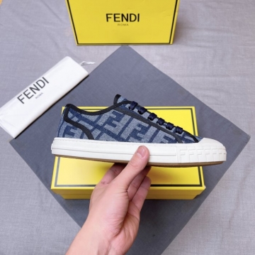 FENDI スニーカー室内トレーニングに最適！静音設計のスポーツモデル  