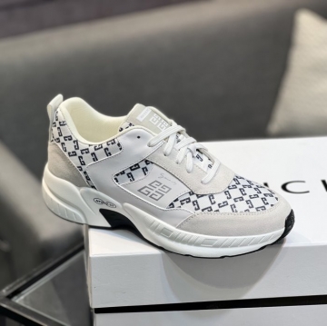 GIVENCHY スニーカー秋冬必須！防寒＆通気性を両立したハイカット