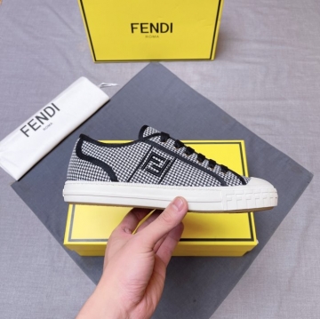 FENDI スニーカージム初心者向け！足に優しいフィット感