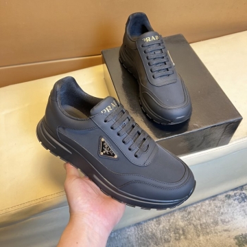PHILIPP PLEIN スニーカーシニア女性向け◎軽量＆柔らかさで歩きやすく  