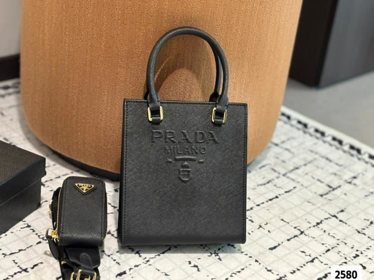2025 美品 ショルダーバッグ/ハンドバッグ PRADA  プラダ   17CM
