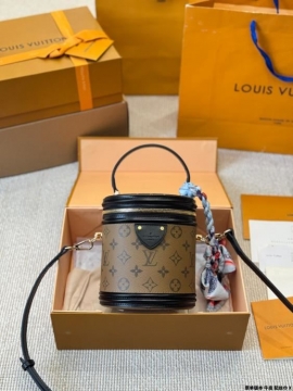 2025 クラシック ショルダーバッグ/ハンドバッグ LOUIS VUITTON  ルイヴィトン   15CM