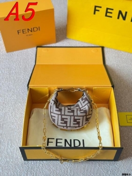 2025 クラシック ショルダーバッグ/ハンドバッグ FENDI  フェンデイ   18CM