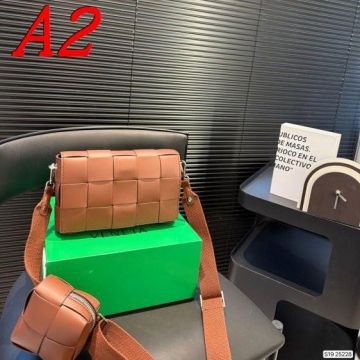 2025 ナチュラル ショルダーバッグ BOTTEGA VENETA ボッテガヴェネタ   22CM
