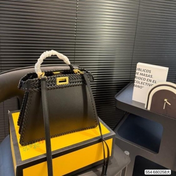 2025 フォーマル ショルダーバッグ/ハンドバッグ FENDI  フェンデイ ...