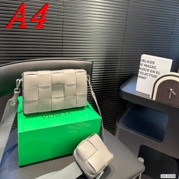 2025 ナチュラル ショルダーバッグ BOTTEGA VENETA ボッテガヴェネタ   22CM
