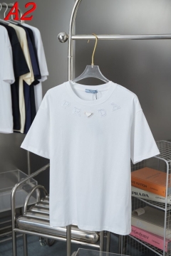 2025新作 PRADAプラダ クルーネック 半袖Tシャツ シーン別対応