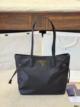 2025 シック ショルダーバッグ/ハンドバッグ PRADA  プラダ   32CM