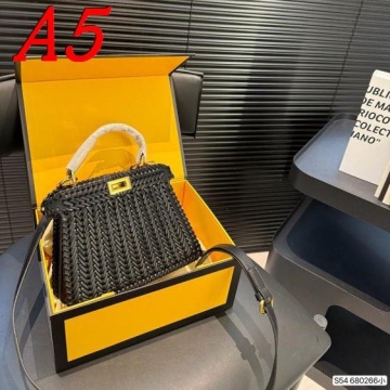 2025 カジュアル ショルダーバッグ/ハンドバッグ FENDI  フェンデイ   20CM