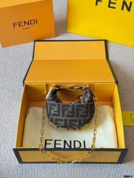 2025 クラシック ショルダーバッグ/ハンドバッグ FENDI  フェンデイ   18CM