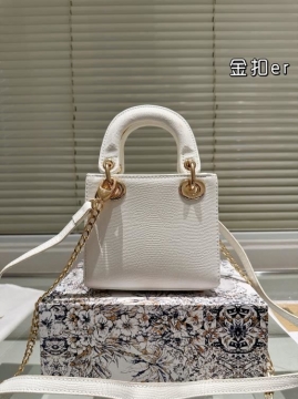 2025 完成度が高い ショルダーバッグ/ハンドバッグ DIOR  ディオール   18CM