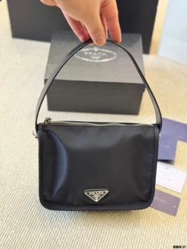 2025 かわいい わきの下包み PRADA  プラダ   20CM