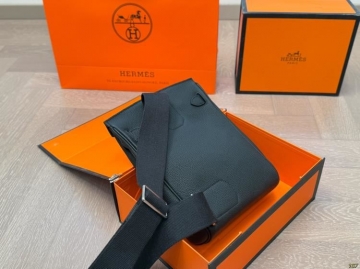 2025 洗練された チェストパック  HERMES  エルメス   18CM