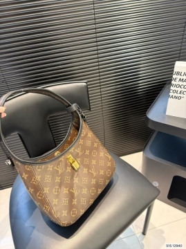 2025 モダン わきの下包み LOUIS VUITTON  ルイヴィトン   24CM