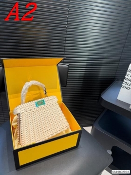 2025 カジュアル ショルダーバッグ/ハンドバッグ FENDI  フェンデイ   20CM