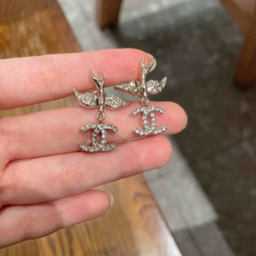 シャネル ピアス 2025SS スタイリッシュな定番 CHANEL