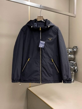 2025 プラダ ギフト メンズ ダウンジャケット 薄着でも十分過ごせるこの冬絶対に重宝する一着