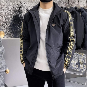 2025 プラダ しなやかで着やせ ダウンジャケット メンズ 重さを感じず