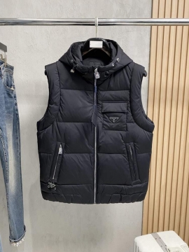 2025 プラダ セール ダウンジャケット メンズ 保温性を発揮する