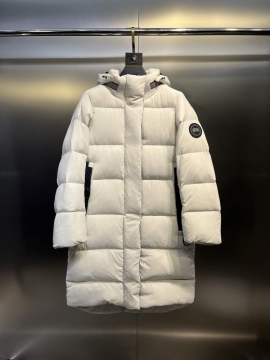 2025 カナダグース デートに ダウンプレミアムダウンジャケット 高級感を引き立てる