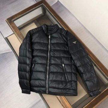 2025 プラダ たっぷり‌ ダウンプレミアムダウンジャケット 高級感ある