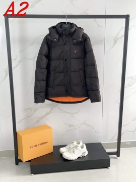 2025 プラダ 在庫あり メンズ ダウンジャケット 秋冬を彩る一着