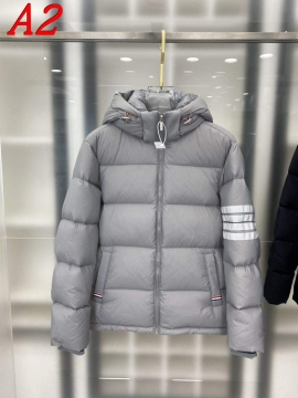 2025 トムブラウン 冬の必須アイテム ダウンプレミアムダウンジャケット 保温効果は抜群