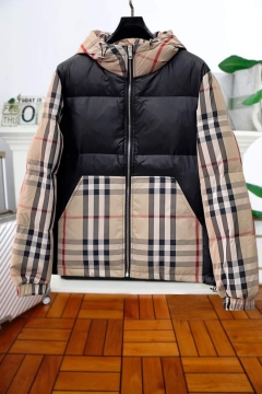 2025 バーバリー 値下げ ダウンプレミアムダウンジャケット 程よい光沢感がある