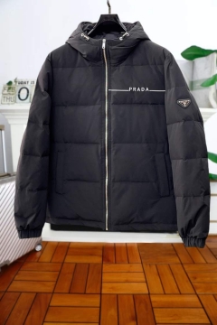 2025 プラダ 新登場 ダウンプレミアムダウンジャケット 防寒具としての機能もバッチリ
