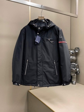 2025 プラダ 冬の定番 メンズ ダウンジャケット 風も通さない