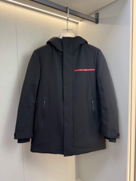 2025 プラダ 激安 ダウンジャケット メンズ 厳しい寒さに耐える