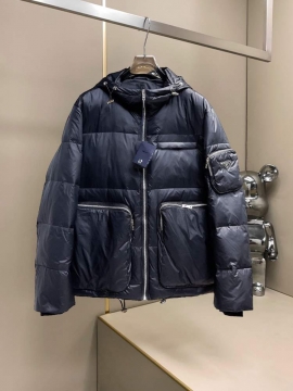 2025 プラダ コラボ ダウンプレミアムダウンジャケット 身体を保温できる