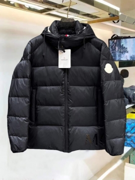2025 モンクレール 値下げ ダウンプレミアムダウンジャケット 秋冬を彩る一着
