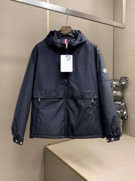 2025 モンクレール エレガント ダウンプレミアムダウンジャケット 保温性を発揮する