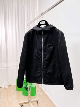 2025 プラダ シンプル ダウンジャケット メンズ 高級感ある