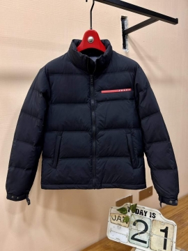 2025 プラダ ハイエンド ダウンジャケット メンズ 薄着でも十分過ごせるこの冬絶対に重宝する一着