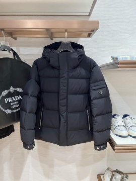 2025 プラダ 数量限定 ダウンプレミアムダウンジャケット 重さを感じず