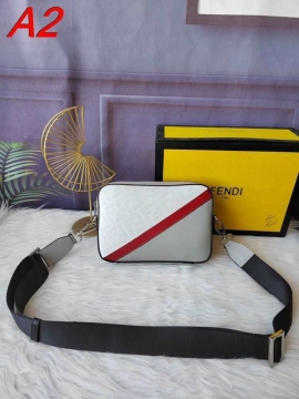 完売品夏に大活躍間違いなし2026新作フェンデイメンズバッグ