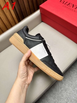2026発売【Valentino】スニーカー レザー VALENTINOロゴ プレート ブラック×浅棕 ストリート 