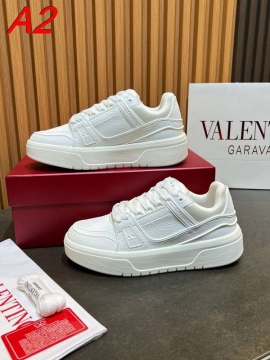 2026発売中！【Valentino】スニーカーレザー 拼接 B刻印装飾 プラットフォーム 白×黒 ストリート 