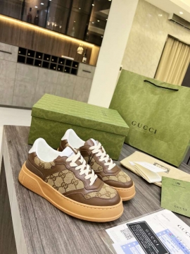 2026入荷しました【Gucci】スリッポン GGモノグラム ウェブストライプ ホワイト ストリート 