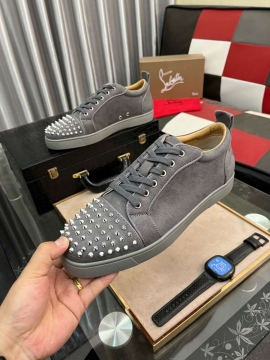 2026年夏新作【Christian Louboutin】スニーカー スエード 锥形釘装飾 グレー×シルバー×ブラウン ストリート 