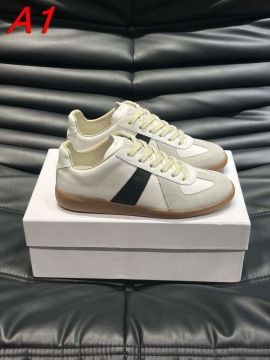 2026発売中！【MM6 Maison Margiela】スニーカー レザー×スエード V字装饰 德训鞋款式 アイボリー×ブラック カジュアル 