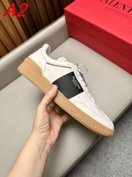 2026発売【Valentino】スニーカー レザー VALENTINOロゴ プレート ブラック×浅棕 ストリート 