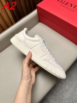 2026発売中！【Valentino】スニーカーレザー 金色ブランド字 鋲umbo底 黒 カジュアル 