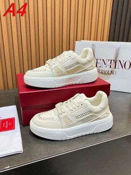 2026入荷しました【Valentino】スニーカーレザー スタuds Logo 厚底 ネイビー カジュアル 