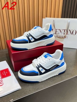 2026入荷しました【Valentino】スニーカーレザー スタuds Logo 厚底 ネイビー カジュアル 