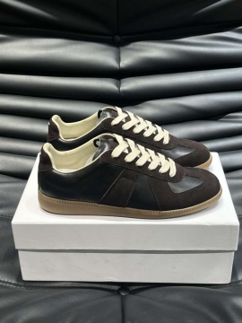 2026新作登場！【MM6 Maison Margiela】スニーカー レザー×スエード V字装饰 德训鞋款式 ブラウウン×アイボリー ストリート 