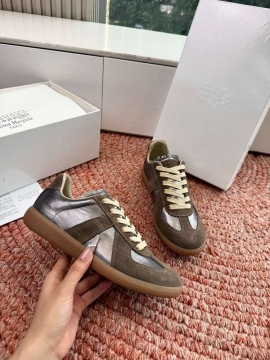 2026新作発表【MM6 Maison Margiela】スニーカー スエード×レザー 银装饰 德训鞋款式 ブラウウン ストリート 